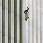 Imagen de un hombre cayendo desde el World Trade Center el 11 de septiembre del 2001, conocida como 'The Falling Man'.-AP / RICHARD DREW