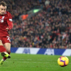 El suizo del Liverpool Shaqiri marca su segundo gol.-EFE / PETER POWELL