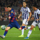 Messi se dispone a chutar para marcar el 4-1, anoche, en el partido del Camp Nou.-AFP