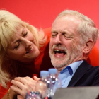 El líder del partido Laborista, Jeremy Corbyn, bromea con una miembro de la formación durante el congreso en Brighton.-AFP / LEON NEAL
