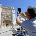 Un turista fotografía con su móvil la iglesia de San Pablo.-J.M. LOSTAU