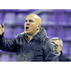Luis César da una orden a sus jugadores durante el partido frente al Oviedo.-J. M. LOSTAU