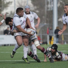 Nicolás Jurado pasa el oval a Sione Teu ante el placaje del Sanitas Alcobendas, ayer, en Las Terrazas.-JL USEROS