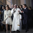 El Papa Francisco, a su llegada al aeropuerto internacional de México recibido por el presidente Enrique Peña Nieto.-EFE / ALESSANDRO DI MEO