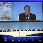 Florentino Pérez y su directiva durante la asamblea de socios compromisarios del Madrid del 2015.-AGUSTIN CATALÁN