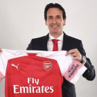Unai Emery posa con la camiseta del Arsenal en el día de su presentación.-