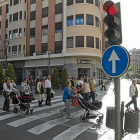 Varios peatones cruzan el paso de cebra de la calle Claudio Moyano.-J.M. LOSTAU