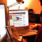 Una mujer navega por internet.-Foto:   RICARD FADRIQUE