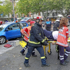 Momento en el que los servicios de rescate evacuan al ocupante que quesdó atrapado en el Opel Astra.-J.M. Lostau