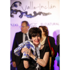 La actriz vallisoletana Concha Velasco posa con el premio Valle-Inclán-El Mundo