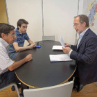 Eugenio Moreno, izquierda, y Manuel Saravia, derecha, durante la reunión.-Pablo Requejo