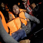 Una menor, aterrorizada, durante su travesía por mar hasta la costa de Turquía.-AFP / ARIS MESSINIS