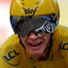 El ciclista británico Christopher Froome del Sky celebra su victoria al llegar al final de la carrera de la decimoctava etapa de la 103ª edición del Tour de Francia, de 17 kilómetros, que se disputa entre Sallanches y Megéve, en Francia, hoy.-EFE/Yoan Valat