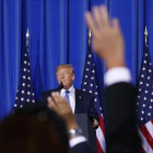 Periodistas levantan la mano para preguntar al presidente de EEUU, Donald Trump, en la rueda de prensa posterior a la clausura del G-20 en Osaka.-AP /JACQUELYN MARTIN / POOL