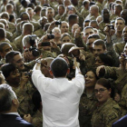 El presidente de EEUU, Barack Obama, con las tropas norteamericanas destinadas en Afganistán en 2012.-Foto: REUTERS / KEVIN LAMARQUE