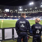 Dos policías, en el monento de la evacuación del estadio de Hannover.-
