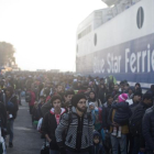 Refugiados esperan para subir a un ferri en la isla de Lesbos, en Grecia, este viernes.-AP / MARKO DROBNJAKOVIC