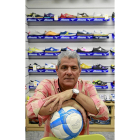 Chema Rodríguez posa en su tienda de deportes.-J. M. LOSTAU