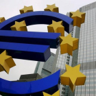 Logotipo del euro ante la sede del Banco Central Europeo, en Fráncfort-ARNE DEDERT (EFE)