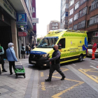Ambulancia en el Mercadona de la calle Don Sancho. / E.M.