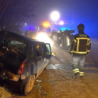 Bombero junto al coche siniestrado en Villabrágima .-E.M.