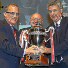 Maté, Roca y Villar durante la entrega de un trofeo de Juego Limpio otorgado por la Federación Española.-EL MUNDO