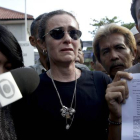 Angelita Muxfeldt, en el centro, la prima de Rodrigo Gularte, el brasileño condenado a muerte.-Foto:   Tatan Syuflana / AP / TATAN SYUFLANA