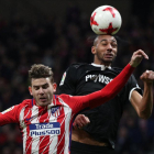 Lucas Hernandez pelea con NZonzi por un balón, durante la eliminatoria de copa que el Atlético ha perdido contra el Sevilla.-SERGIO PEREZ (REUTERS)