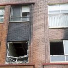 Ventanas con numerosos rastros de humo en la vivienda afectada por el incendio en la calle Gerona.-M. Á. Santos