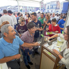 Cientos de personas acuden a los stands de la Feria del Vino Blanco.-PHOTOGENIC