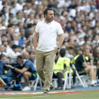 Sergio, junto al banquillo durante el partido frente al Real Madrid.-PHOTO-DEPORTE