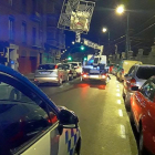Retirada de luces navideñas en la calle Estación por riesgo de caída.-POLICÍA MUNICIPAL
