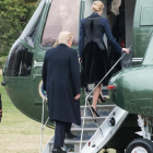 Trump y su hija Ivanka suben al helicóptero presidencial para acudir a recibir los restos del militar caído en Yemen, el 1 de febrero.-NICHOLAS KAMM
