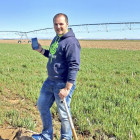 Un agricultor muestra RiegoApp, una herramienta con la que puede controlar el riego de sus cultivos.-EL MUNDO