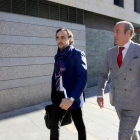 Alberto Esgueva en las puertas del Juzgado.-ICAL
