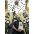 Eduardo Fraile en el Pasaje Gutiérrez de Valladolid con su poemario.-MIGUEL ÁNGEL SANTOS
