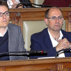 Pedro Herrero y Luis Vélez, durante el pleno.-J.M. LOSTAU