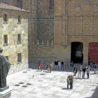 Los turistas buscan la célebre rana mientras contemplan la fachada histórica de la Universidad de Salamanca.-ICAL