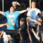 Diego Armando Maradona, rodeado de periodistas argentino, pide a la hinchada albiceleste que anime a Argentina.-/ EFE / ANATOLY MALTSEV
