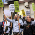 Vecinos de Valladolid afectados por el paso a nivel del barrio de la Pilarica protestan a las puertas de la reunión del Consejo de Administración de la Sociedad Valladolid Alta Velocidad.-ICAL