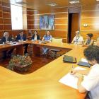 Sáez, junto a los representantes de los afectados por el cierre de las clínicas iDental y Sarrión.-ICAL