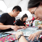 Un grupo de participantes llegados desde China trabajan en un puzzle de 1.000 piezas.-ICAL