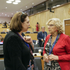 La alcaldesa de Madrid, Manuela Carmena (derecha), habla con una delegada durante su participación en un foro en la sede de la ONU. /-EDUARDO MUÑOZ ÁLVAREZ (EFE)