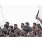 Combatiente del Estado Islámico junto a soldados sirios, tras la toma de una base cerca de Raqqa.-Foto: AP