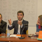 Jesús Nieto, Guillermo Garabito y Chola Mateos durante la presentación ayer de "El tiempo reversible"-P. REQUEJO