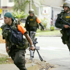 Desde mayo pasado ante la violencia desatada en Medellín al menos 120 miembros del Ejército llegaron a la zona para realizar patrullajes conjuntos con la Policía.-REUTERS