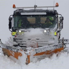 Una quitanieves trabaja durante una nevada anterior.-EUROPA PRESS
