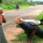 La hija de Manjhi llora mientras su padre carga con el cuerpo de su mujer.-