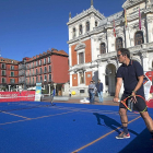 Ignacio Primo devuelve una bola a Eleazar Movilla durante la exhibición celebrada en la plaza Mayor.-JOSÉ C. CASTILLO