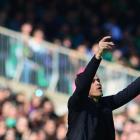 Luis Enrique gesticula durante el Betis-Barça en el Benito Villamarín.-AFP / CRISTINA QUICLER